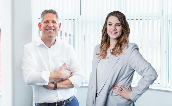 Lead-Investor Ingo Hoff und Brajuu Mitgründerin Melanie Wagenfort (v.l.)