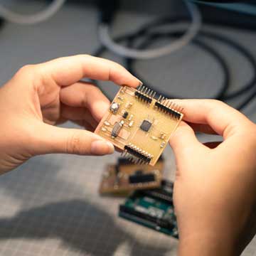 Platine im Elektronik-Labor