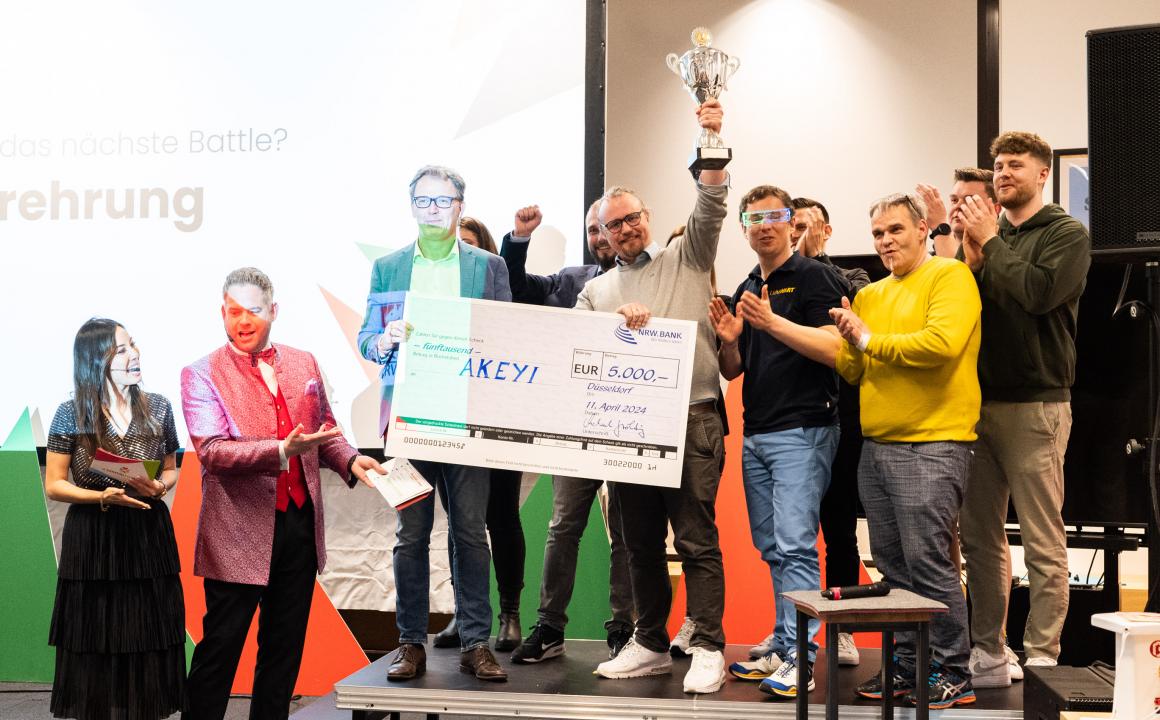  AKEYI-Gründer Stephan Egbringhoff (mit Pokal) und Oliver Holz (dahinter) freuen sich über Titel, Preisgeld und Trophäe. 