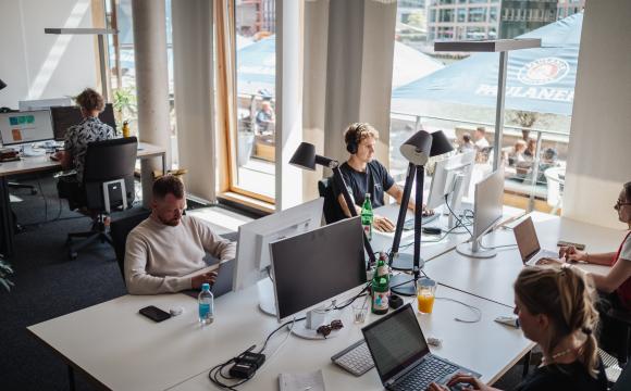 Flexible Arbeitsplätze mit Hafenblick im Coworking Space