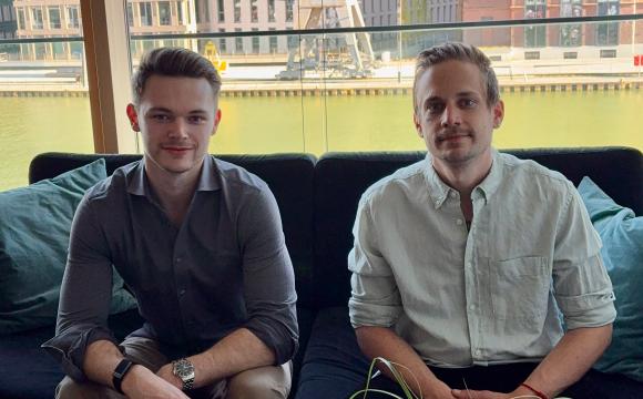 Florian Simon Wagner und Florian Wienecke im eigenen Büro im Digital Hub münsterLAND