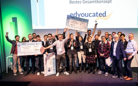 Siegerfoto mit Jury und Teilnehmenden (Foto: Thomas Mohn)