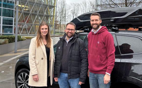 Malena Daseler, Philipp Güntzel und Mark Sander mit Travelträger-Dachbox vor der LVM