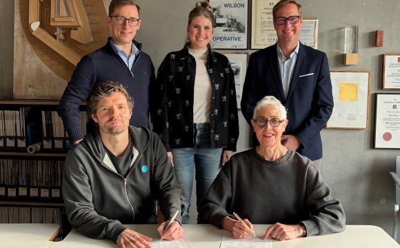 Unterzeichnung des Mietvertrags mit Vermieterin Julia Bolles-Wilson (untere Reihe rechts)