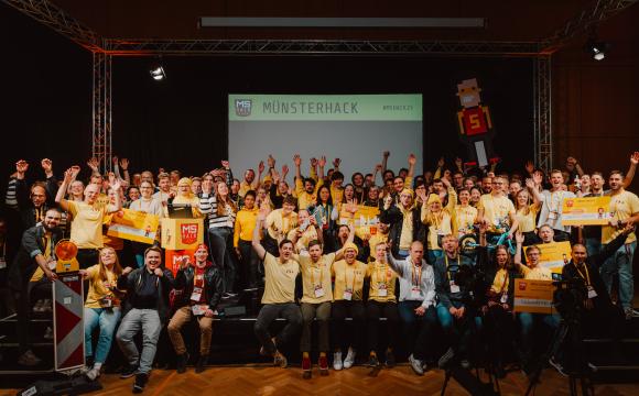 Die Teilnehmenden, Jury und Mentor:innen beim 9. Münsterhack