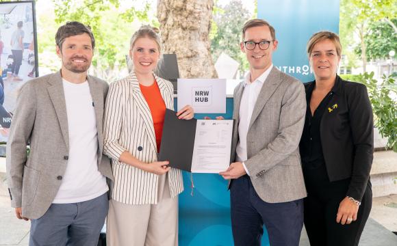 Offizielle Bescheidübergabe durch das Wirtschaftsministerium am 04.07.25  (v.l.n.r.: Sebastian Köffer, Francis Möllerwessel, Sven Grave, Mona Neubaur)