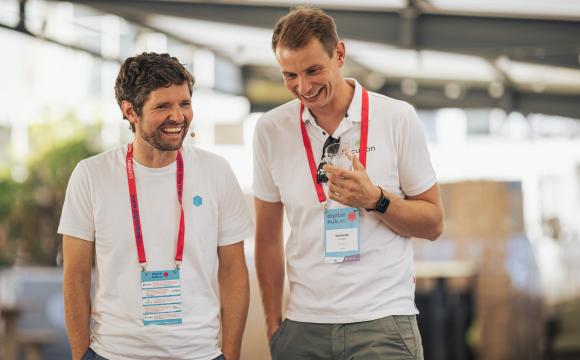 Sebastian Köffer (Digital Hub münsterLAND) und Dominik Leufgen (Pacurion) beim Demoday 2023