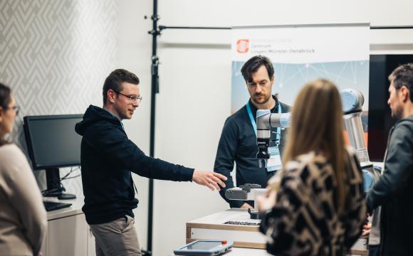 Co-Bot UR5 von Universal Robots samt Trainingstisch beim dritten techfest münsterLAND