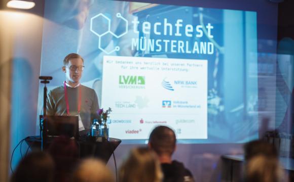Vorstand Sven Grave eröffnet das techfest münsterLAND 2026