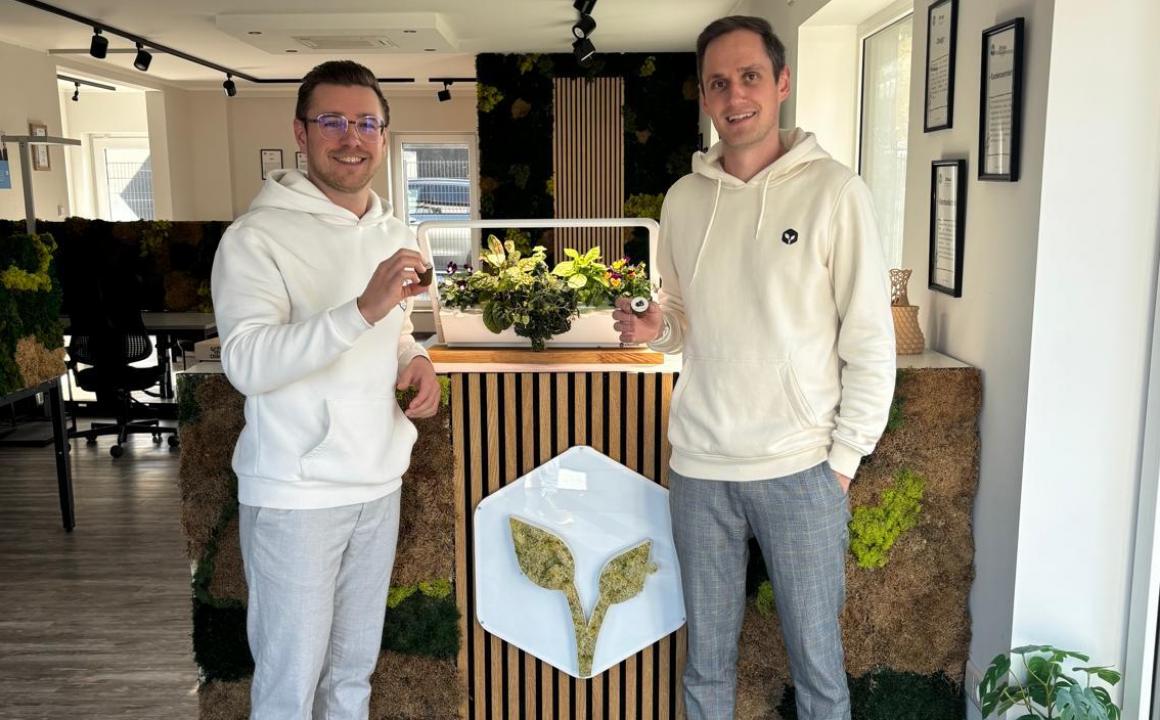  Mirco Drüen (FabLab Digital Hub münsterLAND) und Sven Hülskötter (Co-Founder urbanhive) präsentieren Pflanzenkapseln 